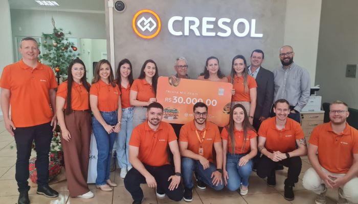 Cresol Integração entrega prêmio de R$ 30 mil para cooperada da campanha “Cooperar é Ganhar”